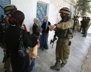 قوات الاحتلال تقتحم مناطق فلسطينية وتعتقل امراتين وفتى 