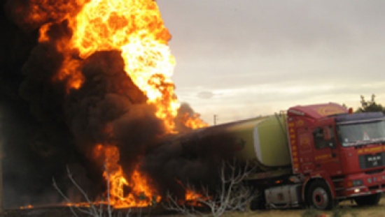 اشتعال صهريج في معان وتفحم السائق