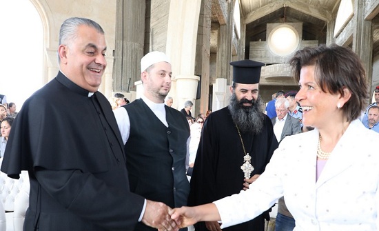 احتفالية ترانيم وشموع السلام في المغطس