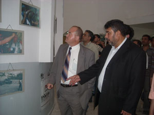 جامعة القدس المفتوحة و"مدى" يفتتحان المعرض الأول : " فرسان الصورة" في غزة