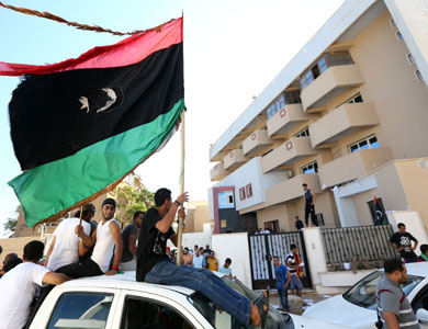 محتجون ليبيون يقتحمون مقار حزب العدالة والبناء في عدد من المدن الليبية محتجون ليبيون يقتحمون مقار حزب العدالة والبناء في عدد من المدن الليبية