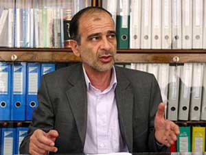 مُنظّر بارز للحرس الثوري الإيراني يطالب باستهداف آبار النفط بالبحرين والسعودية