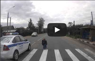 سيارة شرطة تصدم رجلا أثناء سيره