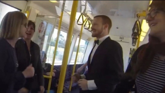 قليل من الموسيقى لتتحول عربة المترو إلى ساحة رقص وحوار