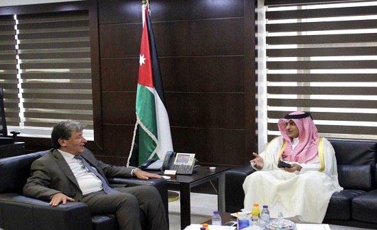 وزير النقل والسفير القطري يبحثان العلاقات الثنائية