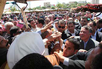   الملك يزور ناعور ويلتقي وجهاء وشيوخ وابناء اللواء ( صور )