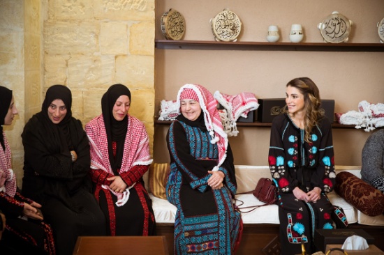 الملكة رانيا تطلع على مشاريع ابداعية من التراث الأردني الملكة رانيا تطلع على مشاريع ابداعية من التراث الأردني