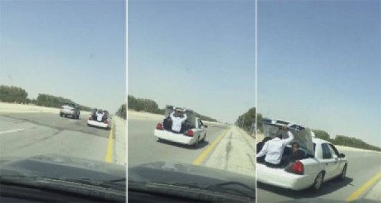 شاهد..  سائق تاكسي ينقل الركاب في شنطة السيارة