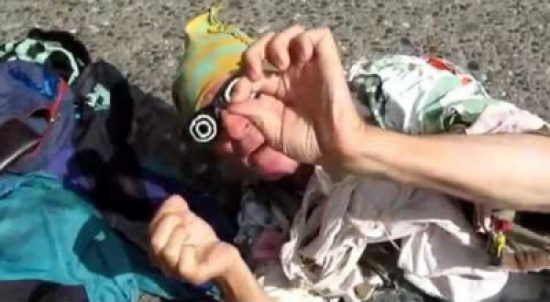 فيديو: رجل يصور أشخاص في الأماكن العامة بدون سبب وسابق إنذار ويرصد ردة الفعل فيديو: رجل يصور أشخاص في الأماكن العامة بدون سبب وسابق إنذار ويرصد ردة الفعل