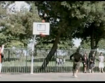 لاعب كرة قدم او سلة