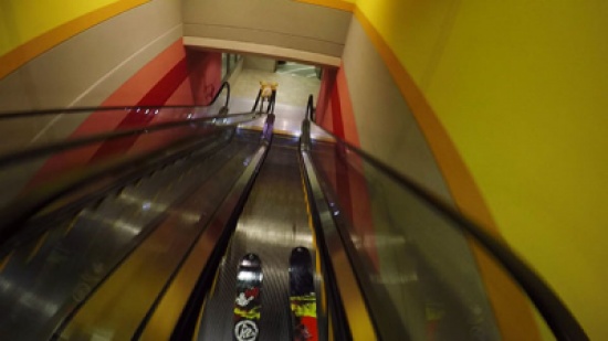 شاهد.. أمريكي يستخدم السلالم الكهربائية في الترلج