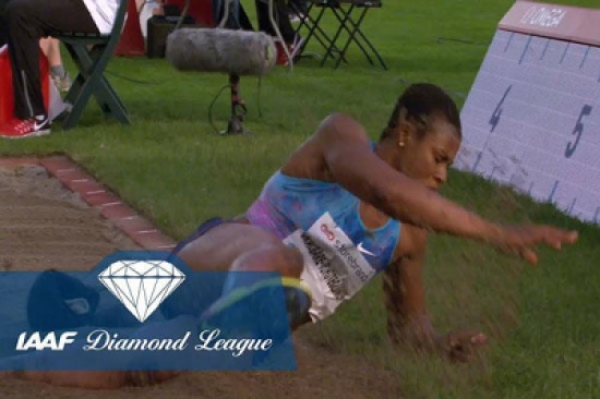 بالفيديو: رياضية نيجيرية تتعرض لموقف محرج أثناء القفز