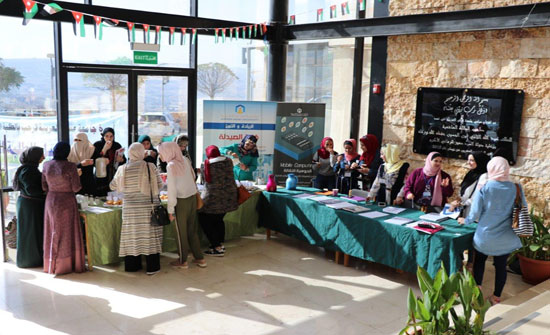 طلبة "عمان العربية" يرحبون بالطلبة الجدد .. بالابتسامة طلبة "عمان العربية" يرحبون بالطلبة الجدد .. بالابتسامة