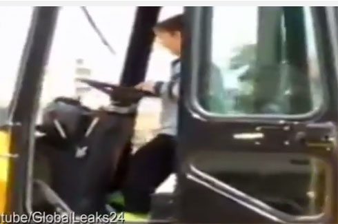 شاهد طفل ذو 5 سنوات يقود جرافة باحترافية