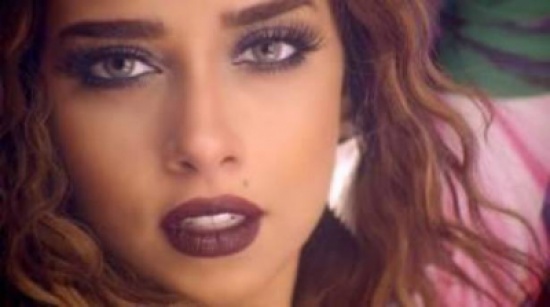 بلقيس لنوال الكويتية "العين لا تعلو على الحاجب أبداً" بلقيس لنوال الكويتية "العين لا تعلو على الحاجب أبداً"