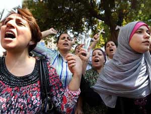 قانون يجرّم كل أنواع التمييز بين المصريين وحظر التظاهر أمام دور العبادة