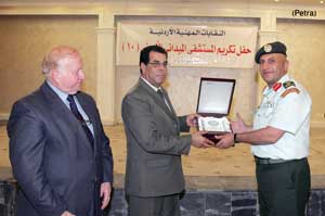 النقابات المهنية تكرم كادر المستشفى الميداني غزة 10