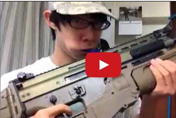 ينظف أسنانه بواسطة مسدس!