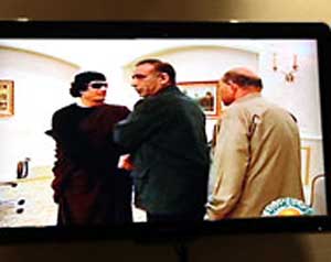 الناتو يقصف طرابلس وظهور للقذافي