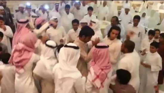 عرس في السعودية يرقص فيه الضيوف على أنغام "غانغام ستايل" (فيديو ) عرس في السعودية يرقص فيه الضيوف على أنغام "غانغام ستايل" (فيديو )
