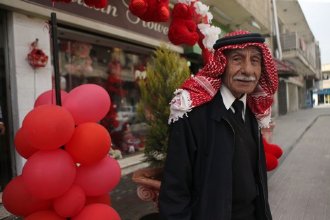 احتفال "العشاق" بعيد الحب يصطدم بحواجز التقاليد في الأردن