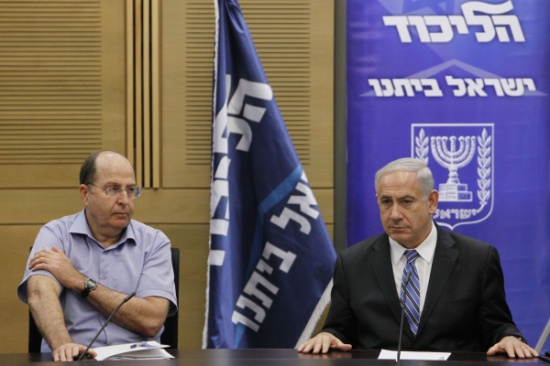 خلاف بين نتنياهو ويعلون حول المفاوضات الأمنية مع السلطة