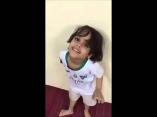 فيديو يثير غضباً كبيراً في السعودية..طفل يٌضرب لسبب لن تتوقعوه!
