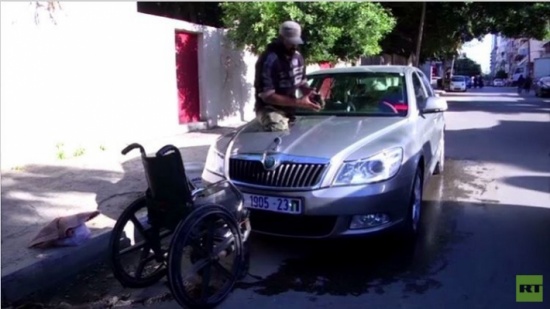 شاهد.. فلسطيني مبتور الساقين يغسل السيارات