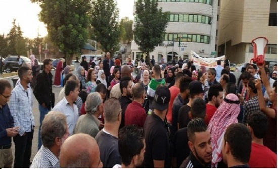 صور : العشرات يعتصمون على " الرابع " طلبا للعفو العام صور : العشرات يعتصمون على " الرابع " طلبا للعفو العام