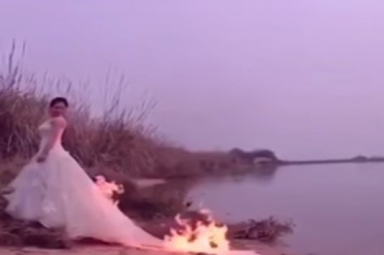 بالفيديو: مصورة تشعل النار في فستان عرس تلبسه عارضة أزياء من أجل صورة