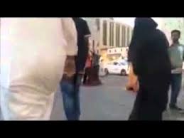 بالفيديو: موظف يضرب متسوقة خلال مشادة كلامية في محل بجدة بالفيديو: موظف يضرب متسوقة خلال مشادة كلامية في محل بجدة
