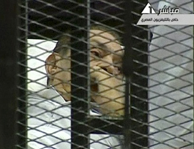 إسعاف مبارك إثر حالة إعياء في قفصه بمحاكمة “قتل متظاهري يناير”