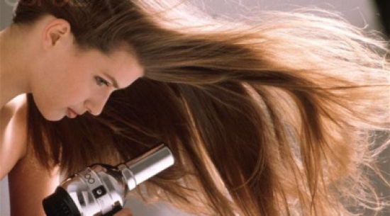 احذري تجفيف الشعر من أسفل لأعلى