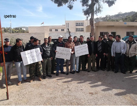 عمال المياومة بزراعة عجلون يعتصمون للمطالبة بتثبيتهم