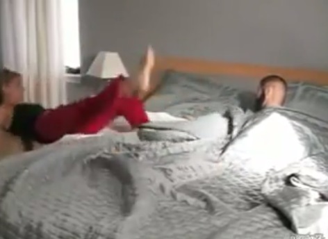 كاد أن يقتل زوجته رعبا