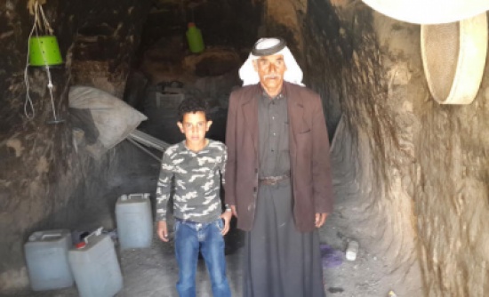 بالصور .. الشوبك: قرى منسية سكانها في الكهوف وخيم "الخيش"