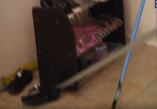 فيديو| شاهدوا ماذا وجد تحت خزانة الأحذية في منزله..صادم !!