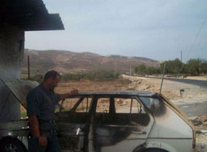 مستوطنون يحرقون مركبة مواطن فلسطيني 