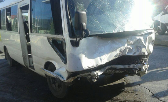 7 إصابات اثر حادث تصادم بين مركبة و باص في عمان 7 إصابات اثر حادث تصادم بين مركبة و باص في عمان