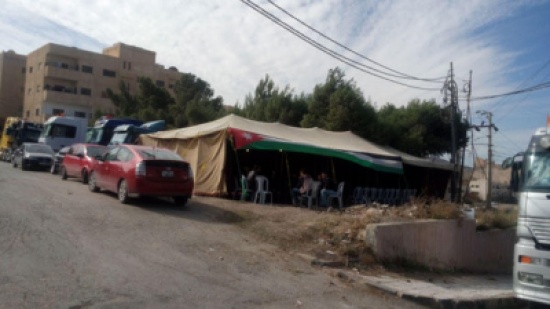 الكرك: سائقون يرفضون تنظيم الدرك عملية التحميل من المناجم