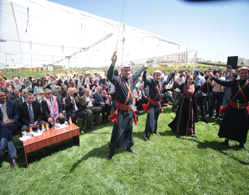 فعاليات شعبية ورسمية تحتفي بالأعياد الوطنية