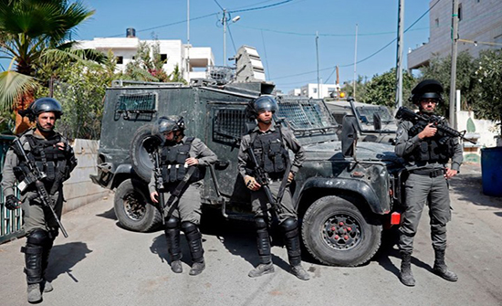 جنود الاحتلال يعتدون بوحشية على عمال فلسطينيين .. بالفيديو جنود الاحتلال يعتدون بوحشية على عمال فلسطينيين .. بالفيديو