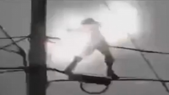 شاب يتراقص على أسلاك كهرباء ويتحول إلى كتلة متوهجة!!