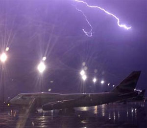 طائرة إماراتية تنجو من صاعقة برق قوية 