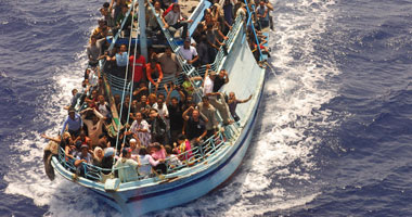 عناصر خفر السواحل الإيطالية ينقذون عشرات اللاجئين السوريين عناصر خفر السواحل الإيطالية ينقذون عشرات اللاجئين السوريين