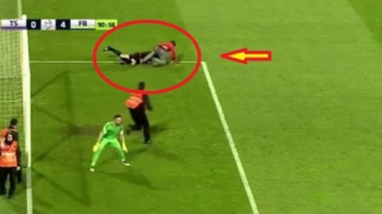 شاهد.. مشجع ينهال بالضرب على حكم في تركيا