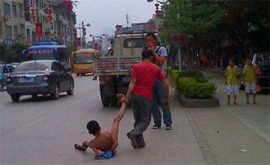 أب صيني يجر ابنه عاريا في الشوارع بسبب الإدمان على الألعاب الالكترونية 