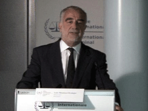 أوكامبو يطلب اعتقال القذافي وابنه سيف الإسلام ورئيس المخابرات الليبي