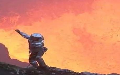 مغامر ينزل في فوهة بركان ثائر لتصوير الحمم