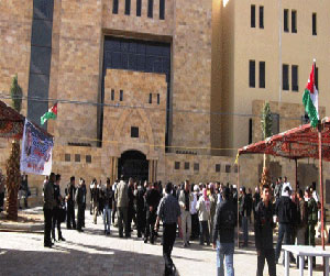 اضراب الجمارك الخاصة في العقبة يضغط على المراكز الجمركية و المعابر الحدودية اضراب الجمارك الخاصة في العقبة يضغط على المراكز الجمركية و المعابر الحدودية
